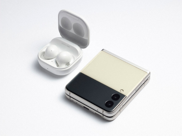 This undated photo released on Wednesday courtesy of Samsung shows the Samsung Galaxy Z Flip3 5G smartphone and Galaxy Buds2, Samsungs smallest and lightest earbuds (AFP photo)