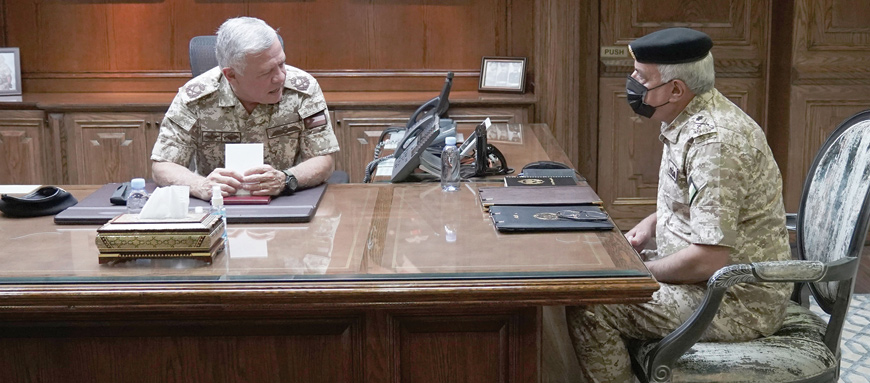 His Majesty King Abdullah, the Supreme Commander of the Jordan Armed Forces-Arab Army (JAF), meets with the Joint Chiefs of Staff Maj. Gen. Yousef Huneiti at the General Command of the JAF on Wednesday (Photo courtesy of Royal Court)