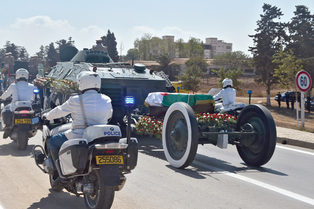 Algerian security forces accompany the coffin of former president Abdelaziz Bouteflika to El Alia Cemetery in the capital Algiers on Sunday (AFP photo)