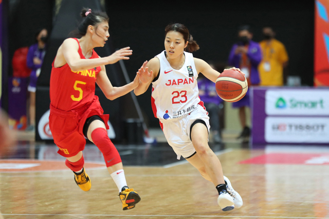 Japan’s point guard Mai Yamamoto (right) is guarded by China’s guard Wang Siyu during their 2021 FIBA Women’s Asia Cup final match against China in Amman on Sunday (AFP photo by Khalil Mazraawi)