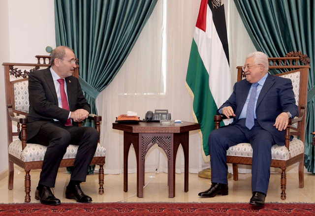 Palestinian President Mahmoud Abbas receives Deputy Prime Minister and Foreign Minister Ayman Safadi on Saturday (Photo courtesy of the Foreign Ministry)