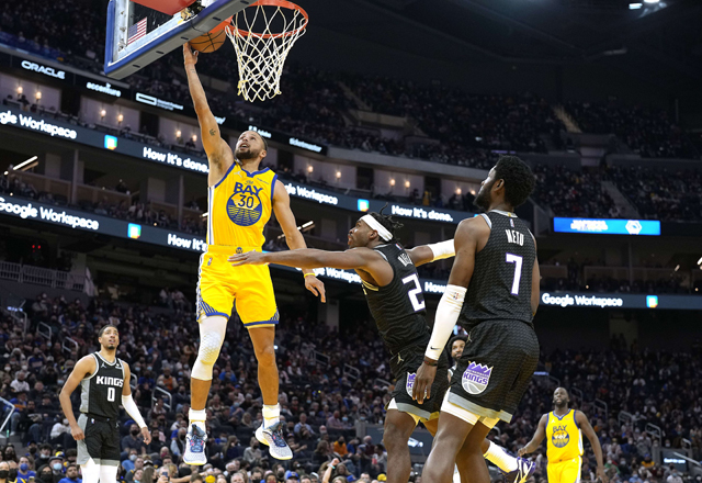 Stephen Curry #30 of the Golden State Warriors shoots over Buddy Hield #24 of the Sacramento Kings during the fourth quarter at Chase Center on Monday in San Francisco, California (Thearon W. Henderson/Getty Images/AFP)