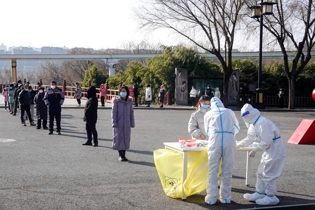 Residents queue to undergo nucleic acid tests for the COVID-19 coronavirus in Xi'an in China's northern Shaanxi province on January 12 (AFP photo)