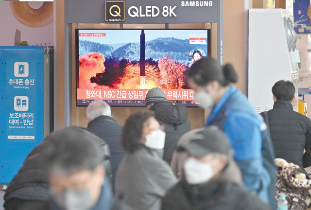 People watch a television screen showing a news broadcast with file footage of a North Korean missile test, at a railway station in Seoul on Sunday, after North Korea fired an 'unidentified projectile' according to the South's military (AFP photo)