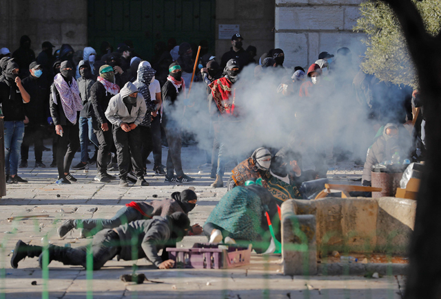 Palestinian demonstrators confront Israeli forces at Jerusalem's Al Aqsa Mosque compound on Friday (AFP photo)
