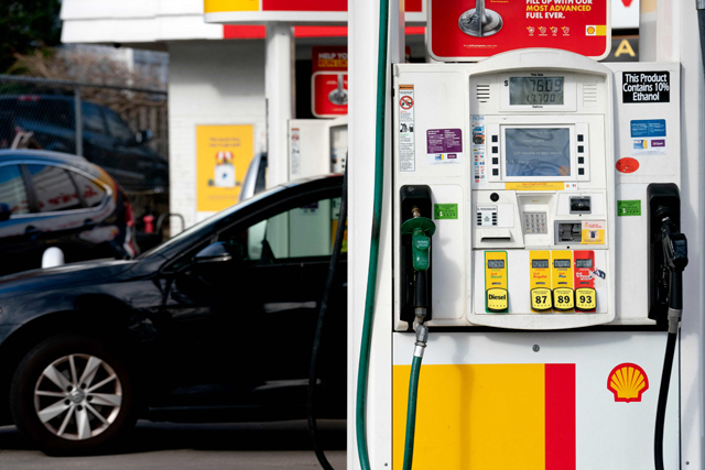  In this file photo taken on April 12, 2022 a vehicle sits near a gas pump at a Shell gas station in Washington, DC, amid increasing inflation (AFP photo)