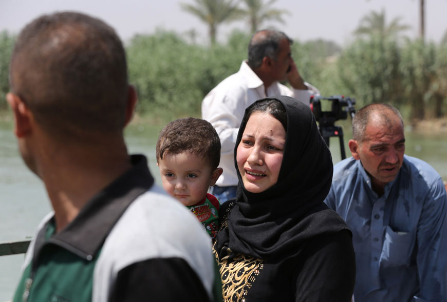 Displaced Iraqis from Ramadi cross the Bzebiz Bridge fleeing fighting in Ramadi, 65 km west of Baghdad, Iraq, Wednesday (AP photo)