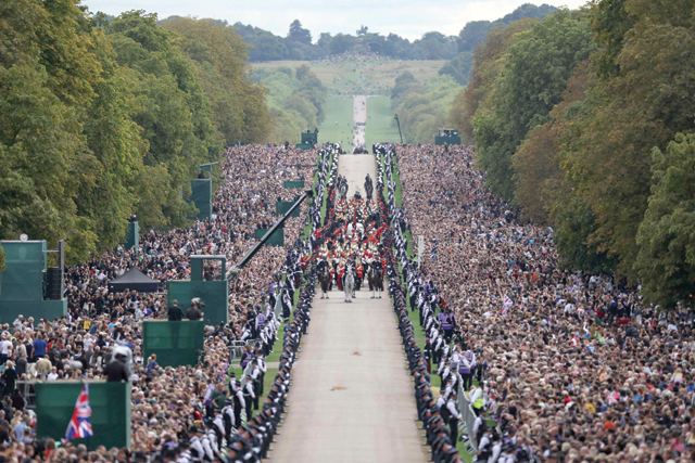 Viewed from the Cambridge Gate, the procession following the coffin of Queen Elizabeth II, aboard the State Hearse, travels up the Long Walk in Windsor on Monday, making its final journey to Windsor Castle after the State Funeral Service of Britain's Queen Elizabeth II (AFP photo)