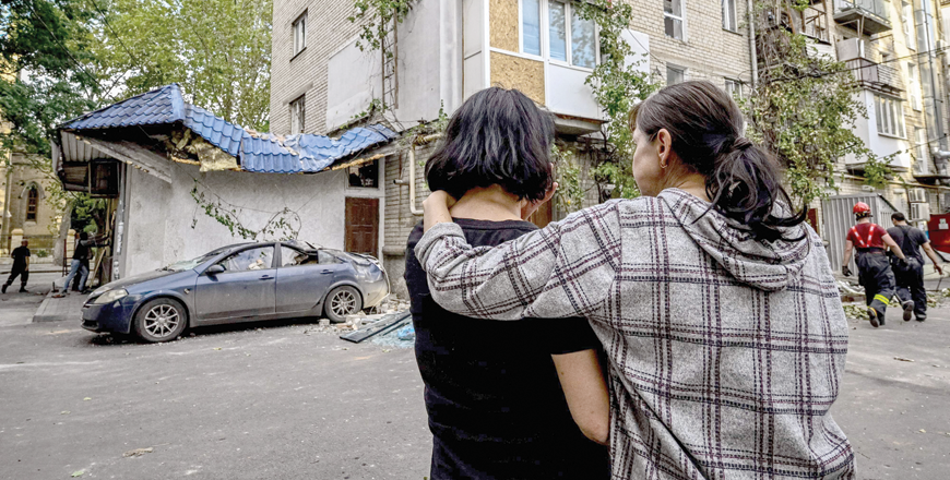 Women react in front of a damaged residential building after shelling in the city of Mykolaiv on Saturday amid the Russian military invasion of Ukraine (AFP photo)