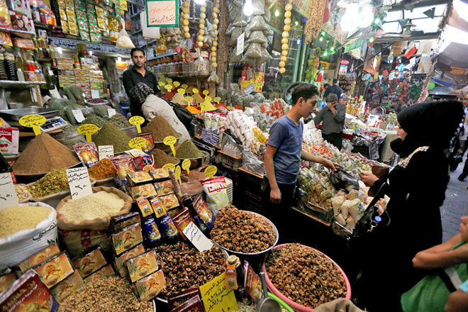 Syrians shop at a traditional market in Damascus on Wednesday (AFP photo)