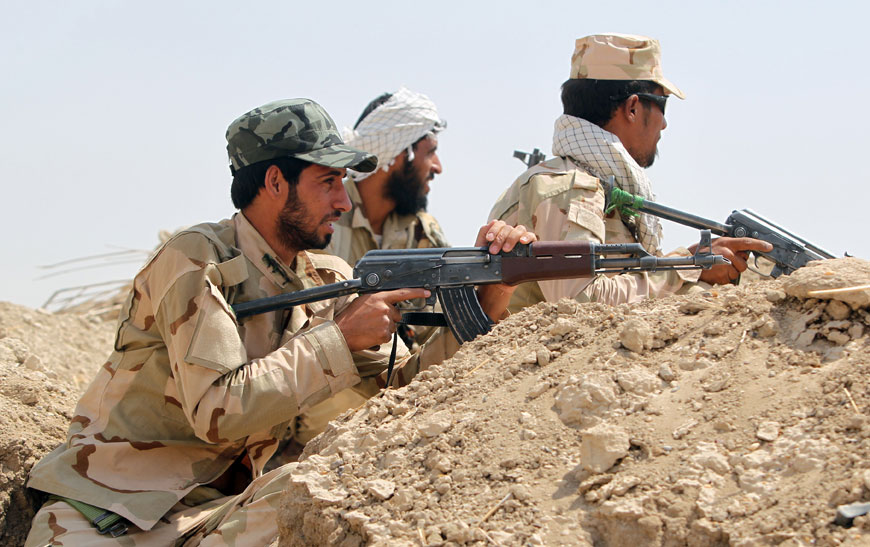 Iraqi Shiite fighters from the Popular Mobilisation Units monitor the front line during clashes with the Daesh group in the town of Saqlawiya on the outskirts of Fallujah, 50km west of Baghdad, on Sunday (AFP photo)