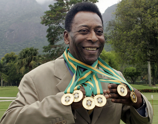 In this file photo taken on December 22, 2010, Brazilian football legend Edson Arantes do Nascimento, known as 'Pele', poses with his six Brazil's ch ampion medals during a ceremony in Rio de Janeiro, Brazil (AFP photo)