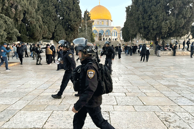 Israeli forces walk inside the Al Aqsa Mosque compound in Jerusalem early on Wednesday, during the holy month of Ramadan (AFP photo)