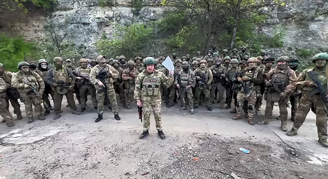 This video grab taken from a handout footage posted on Friday on the Telegram account of the press-service of Concord shows Yevgeny Prigozhin addressing the Russian army's top brass standing in front of Wagner fighters at an undisclosed location (AFP photo)