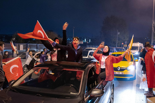 AKP supporters parade after the first result of the presidential election first round in Istanbul, on May 14 (AFP photo)