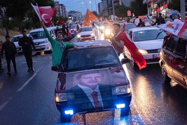 Supporters of Turkish President Recep Tayyip Erdogan celebrate Erdogan's victory after the second round of the presidential election in the earthquake-hit city of Kahramanmaras on Sunday (AFP photo)