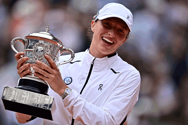 Poland’s Iga Swiatek poses with the trophy following her victory over Czech Republic’s Karolina Muchova during their women’s singles final match on Day 14 of the Roland-Garros Open tennis tournament at the Court Philippe-Chatrier in Paris on Saturday (AFP photo by Julien De Rosa)