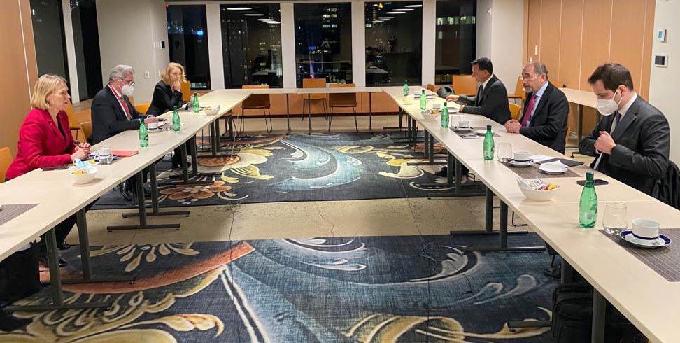 Deputy Prime Minister and Foreign Minister Ayman Safadi and Norwegian Foreign Minister Anniken Huitfeldt, and other officials, during a meeting in New York, USA, on Monday (Petra photo)
