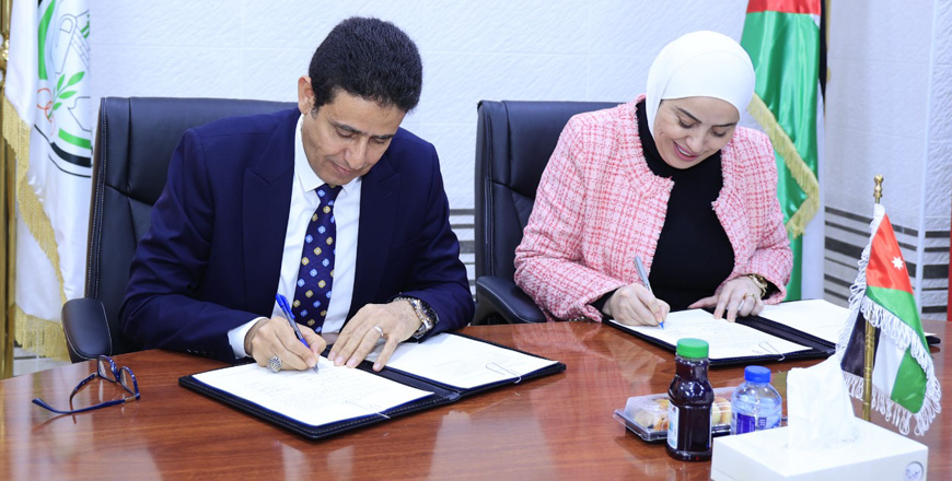 Minister of Social Development Wafa Bani Mustafa and United Nations Population Fund representative in Jordan Himyar Abdulmoghni on Monday sign a cooperation agreement (Petra photo)