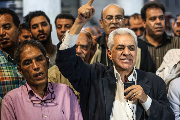   In this file photo, former Egyptian presidential candidate Hamdeen Sabahy (right) chants slogans, while attending a demonstration with journalist Khaled Dawoud (left) and dozens of others at the Syndicate of Journalists in Cairo on June 13, 2017, after a controversial agreement for Cairo to hand over two Red Sea islands to Saudi Arabia passed an Egyptian parliamentary committee, setting the stage for a vote in the house (AFP photo)