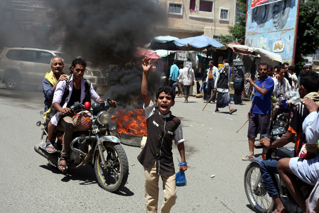 A boy reacts as he protests with people against the deteriorating value of local currency in Taiz, Yemen, on Tuesday (Reuters photo)