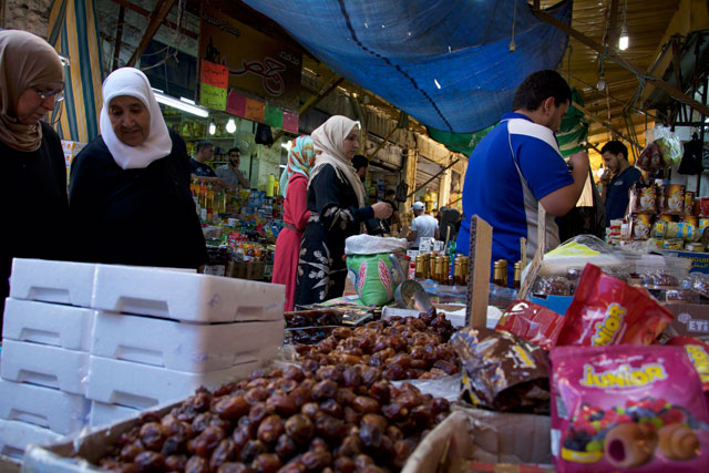 Shoppers examine merchandise at a market in downtown Amman recently. Consumption of food and beverages tends to rise in Ramadan (Photo by Amjad Ghsoun)
