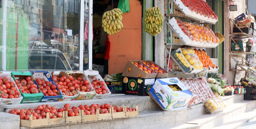 In this undated photo, a produce shop can be seen in downtown Amman. Members of the Jordan Exporters and Producers Association for Fruit and Vegetables recently said they would stop exporting through the Greater Amman Municipality if they were not exempted from new fees (Photo by Osama Aqarbeh)