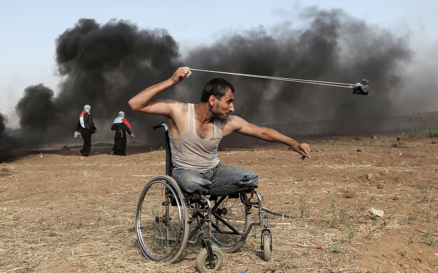 Palestinian Saber Al Ashkar, 29, hurls rocks during clashes with Israeli forces along the border with the Gaza strip, east of Gaza City, on May 11, as Palestinians demonstrate for the right to return to their historic homeland in what is now Israel (AFP photo)