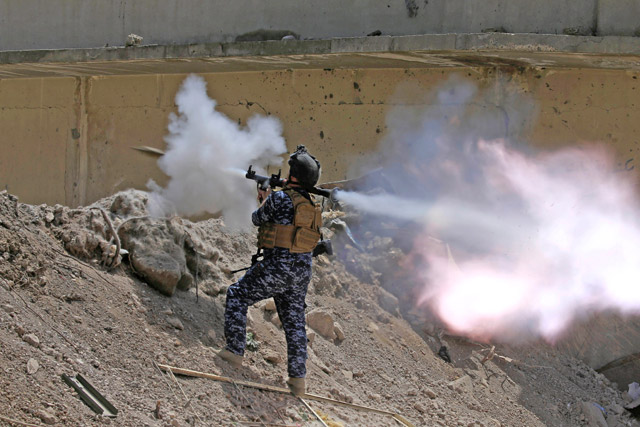 An Iraqi Federal Police member fires an RPG towards Daesh militants during a battle in western Mosul, Iraq, on Sunday (Reuters photo)
