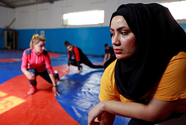 Alia Hussein, of Iraq's first women's wrestling squad, exercises during practice at the sports club in Diwaniya, Iraq, November 10 (Reuters photo)