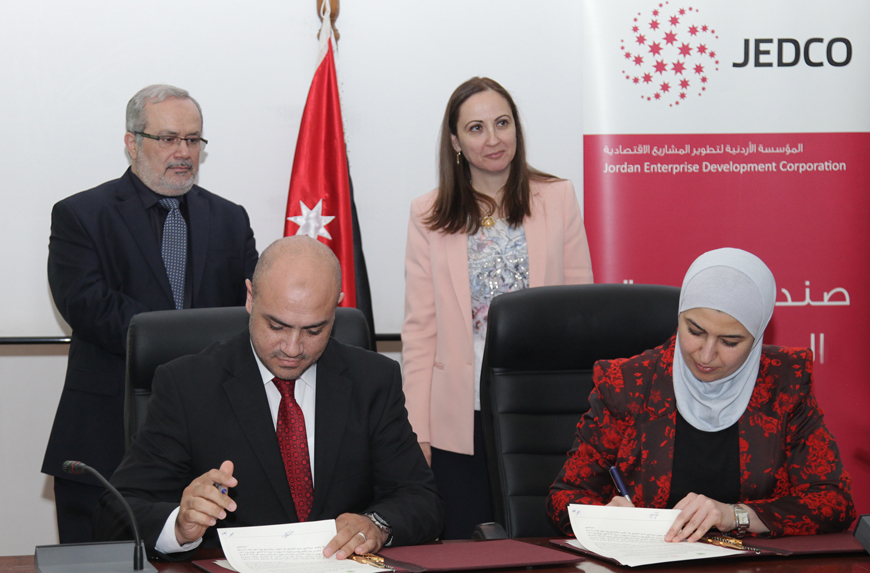 Hajj Fund Director General Wael Arabiyat and Jordan Enterprise Development Corporation CEO Hana Uraidi sign a memorandum of understanding in Amman on Thursday in the presence of Awqaf Minister Hayel Dawood and Trade Minister Maha Ali (Photo courtesy of JEDCO)