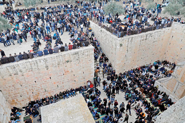 Palestinian worshippers gather before Friday noon prayers at the premises of Bab Al Rahma (Gate of Mercy) in Al Aqsa Mosque complex in the Old City of Jerusalem, on Friday, after Jerusalem's grand mufti reportedly opened a gate leading to the site which was previously closed by Israeli forces (AFP photo)