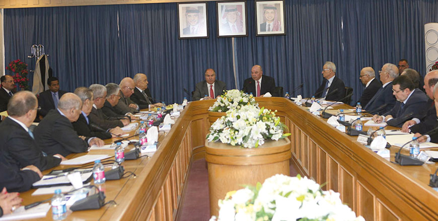Prime Minister Hani Mulki meets with members of the Senate’s finance committee in Amman on Sunday (Petra photo)