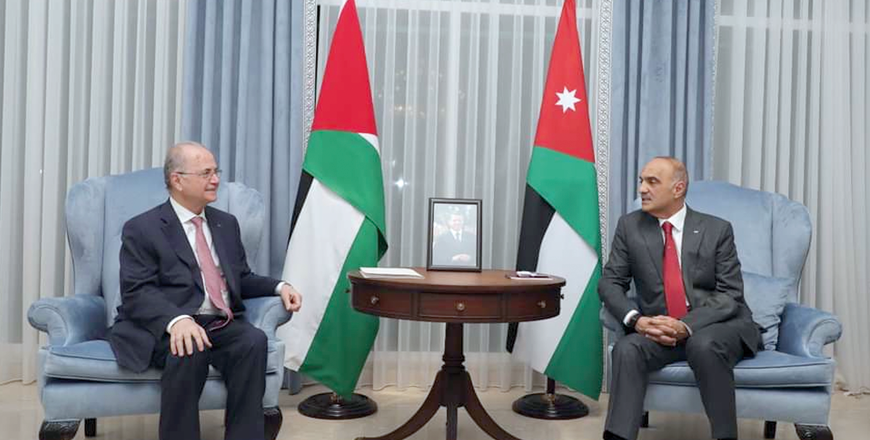 Prime Minister Bisher Khasawneh on Sunday receives Prime Minister and Foreign Minister of Palestine Mohammad Mustafa (Petra photo)