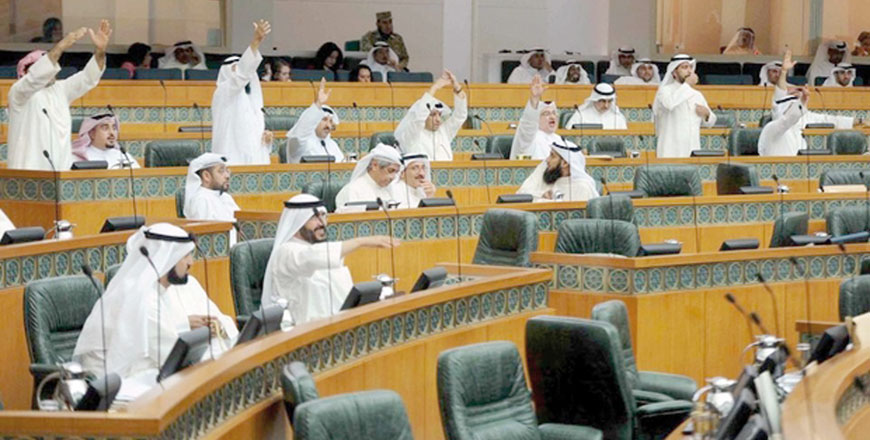 Kuwaiti lawmakers vote in parliament (AFP photo)