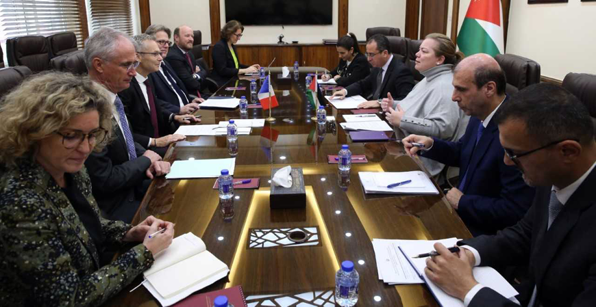 Planning and International Cooperation Minister Zeina Touqan and Cyrille Bellier, AFD director for the Middle East, Asia and Central Europe during the signing of the agreement on Wednesday  (Petra photo)