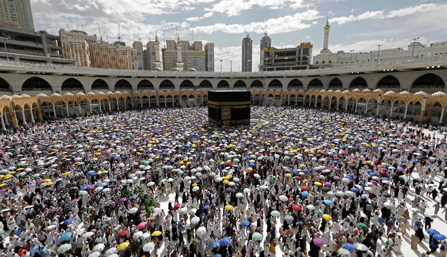 Muslim pilgrims perform the final walk around the Kaaba (Tawaf Al Wadaa), Islam's holiest shrine, at the Grand Mosque in Saudi Arabia's holy city of Mecca on Tuesday  (AFP photo)