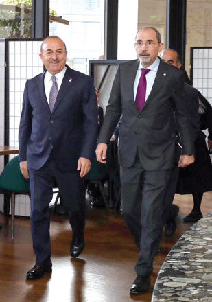   Foreign Minister Ayman Safadi meets with his Turkish counterpart Mevlut Cavusoglu in London on Thursday (Photo courtesy of Foreign Ministry)