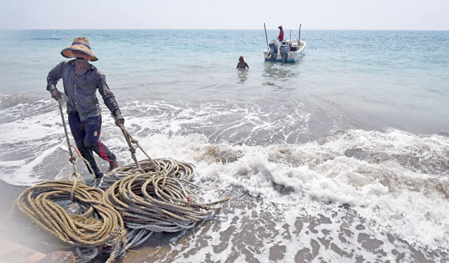 A photo taken on Tuesday shows a fisherman on the coast in the Gulf emirate of Fujairah in the eastern sector of the United Arab Emirates (UAE), as recent tensions spiraling between Iran and the United States have affected movement in the Gulf near the strategic Strait of Hormuz (AFP photo)