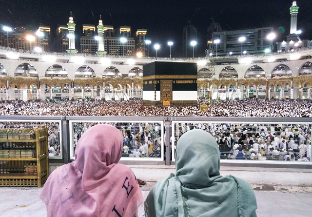 Muslim worshippers watch as others circumambulate around the Kaaba, Islam’s holiest shrine, at the Grand Mosque in Saudi Arabia’s holy city of Mecca on Friday prior to the start of the annual Hajj in the holy city (AFP photo)