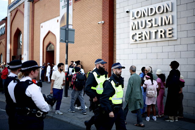 Police officers stand guard outside the East London Mosque after Friday prayers in Tower Hamlets in London on August 9, 2024. Disturbances first sparked by a July 29 knife attack that killed three children, have seen mosques and migrant-related facilities attacked alongside police and other targets (AFP photo)