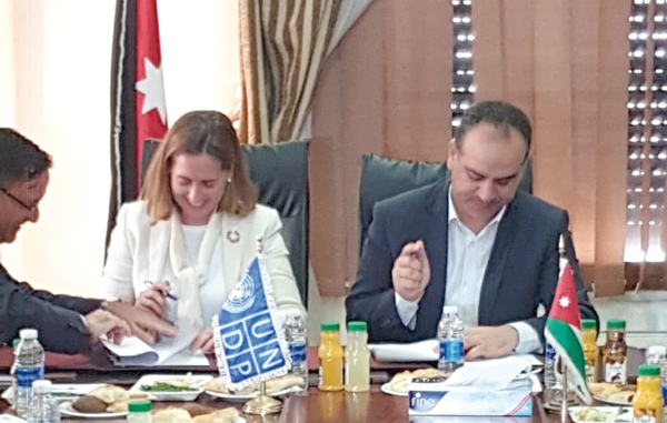 Environment Minister Ibrahim Shahahdeh and UNDP Regional Director Sarah Olivella sign an agreement to boost wool production at the Environment Ministry in Amman on Wednesday (Photo courtesy of the Ministry of Environment)