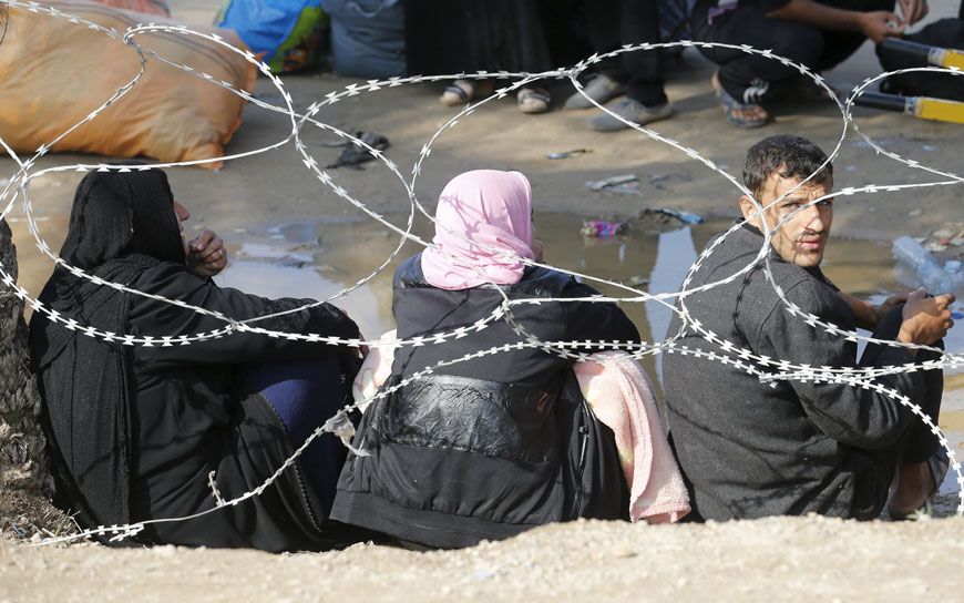 Displaced Sunni people fleeing the violence in Anbar arrive at the outskirts of Baghdad on Tuesday (Reuters photo)