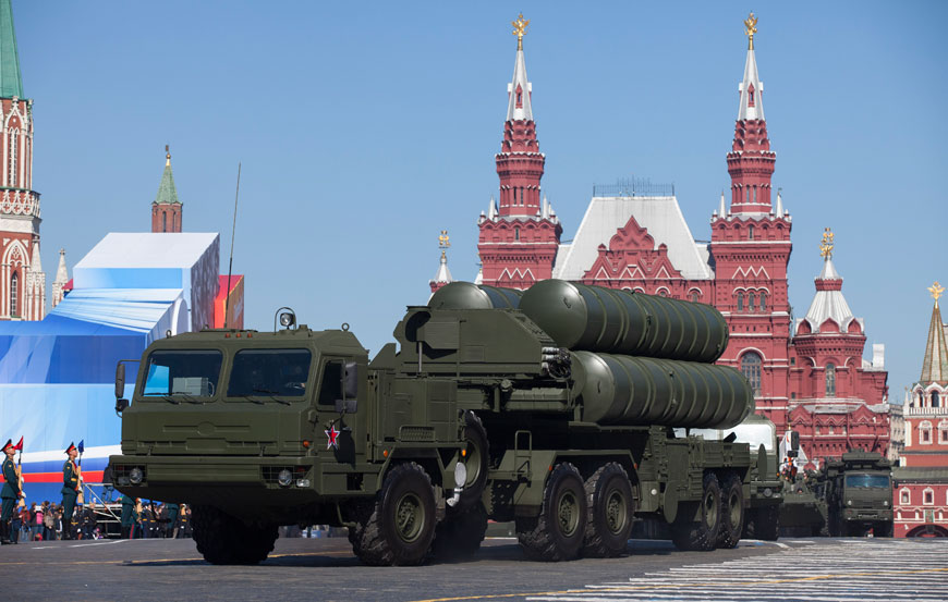 In this May 7, 2013 file photo, a Russian S-400 air defence missile system makes its way through Red Square during a rehearsal for the Victory Day military parade in Moscow, Russia (AP photo)