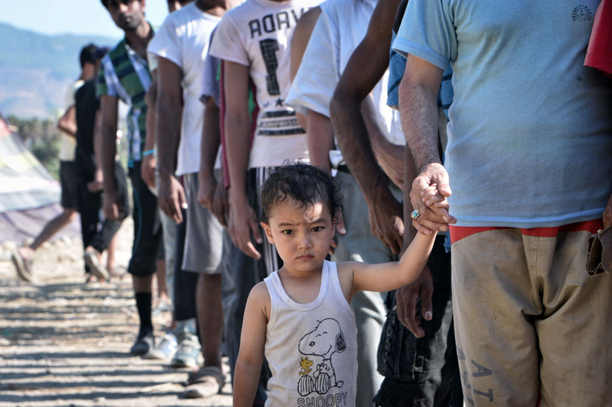 Migrants queue during a food distribution organised by the local organisation ‘Kos solidarity’ outside the abandoned Captain Elias Hotel, where hundreds of migrants have found temporary shelter, on Monday (AFP photo)