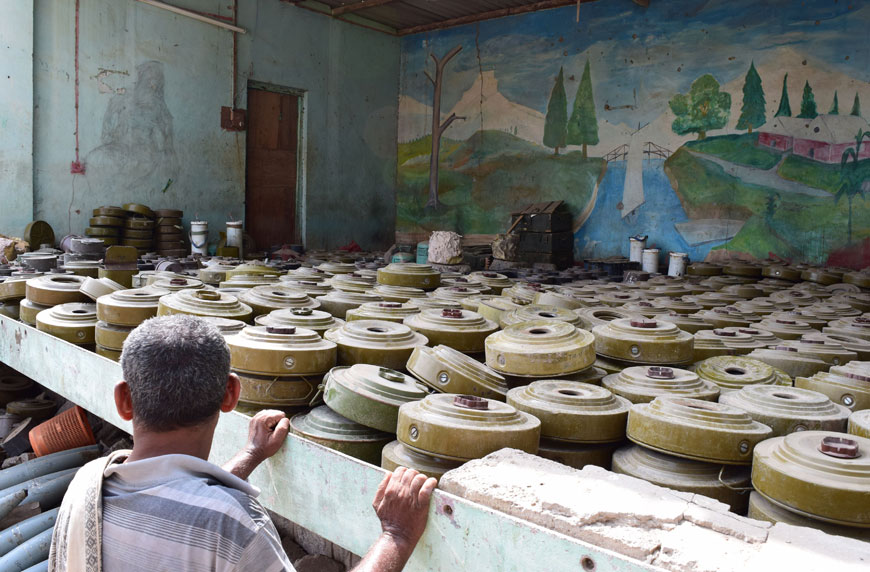 A Yemeni man, loyal to exiled President Abed Rabbo Mansour Hadi, checks mines that were planted by Shiite Houthi rebels in the Lahj, Aden and Abyan provinces, on Monday (AFP photo)