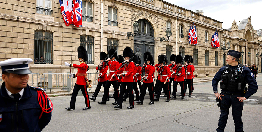 British members of Number 7 Company Coldstream Guards march along the street outside the Elysee Palace, as they make their way into the courtyard, in Paris on Monday (AFP photo)