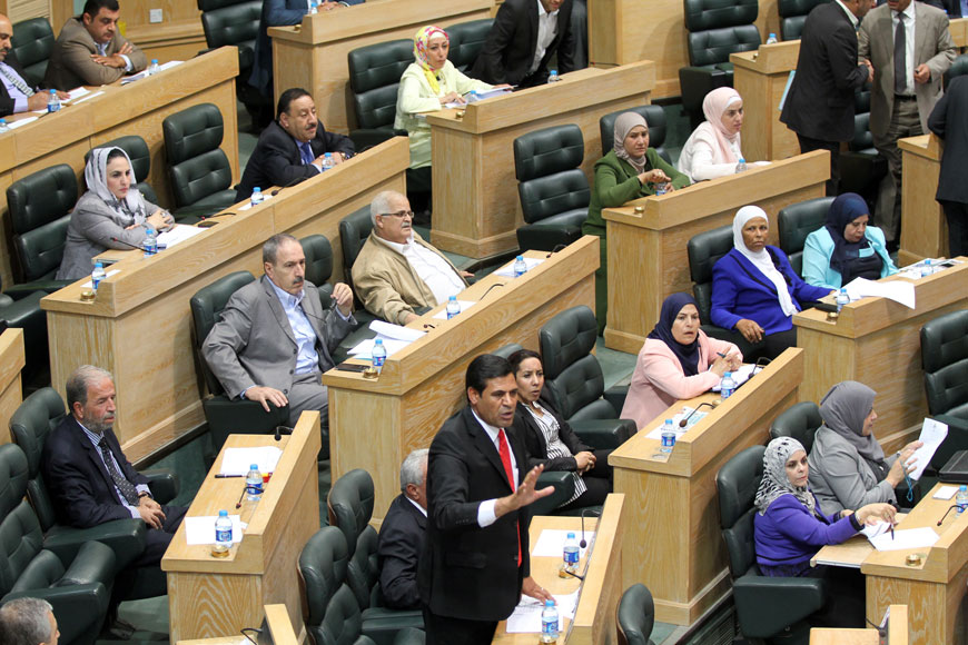 Deputies discuss the draft political parties law during Sunday’s Lower House session (Photo by Osama Aqarbeh)