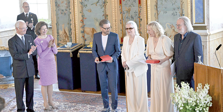 The music group ABBA with Bjorn Ulvaeus, Anni-Frid Lyngstad, Agnetha Foltskog and Benny Andersson are given the Royal Vasa Order from Sweden’s King Carl XVI Gustaf of Sweden (left) and Queen Silvia of Sweden (second left) during a ceremony at Stockholm Royal Palace on May 31 (AFP photo)