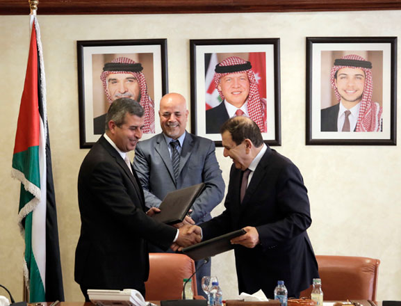 Governor of the Central Bank of Jordan Ziad Fariz and Minister of Energy and Mineral Resources Saleh Kharabsheh sign an agreement on Sunday to implement the online bill payment services (eFAWATEERcom) (Photo by Osama Aqarbeh)